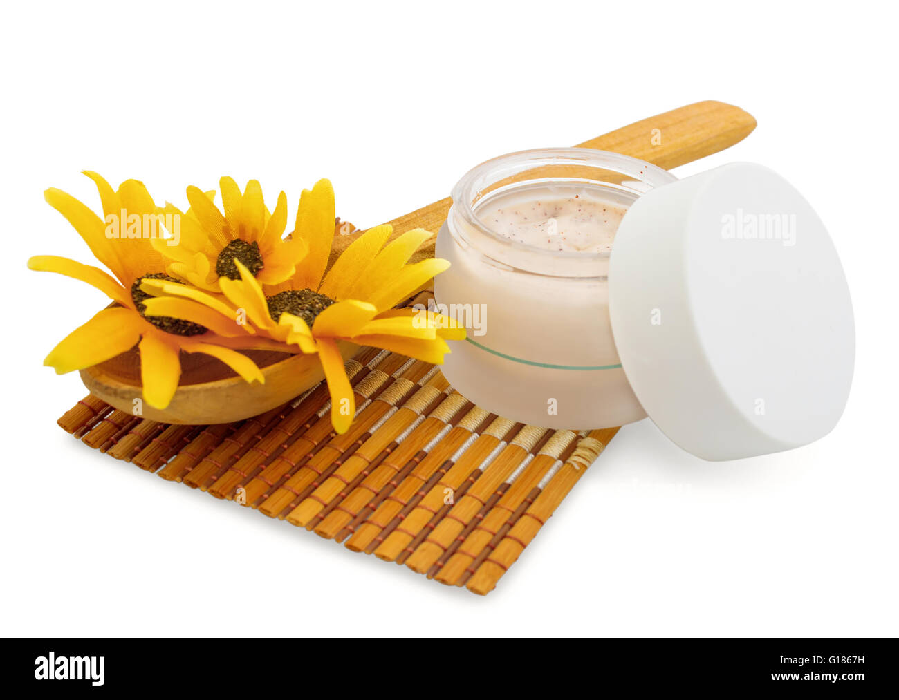 Spa crema cosmetica e fiori isolati su bianco Foto Stock