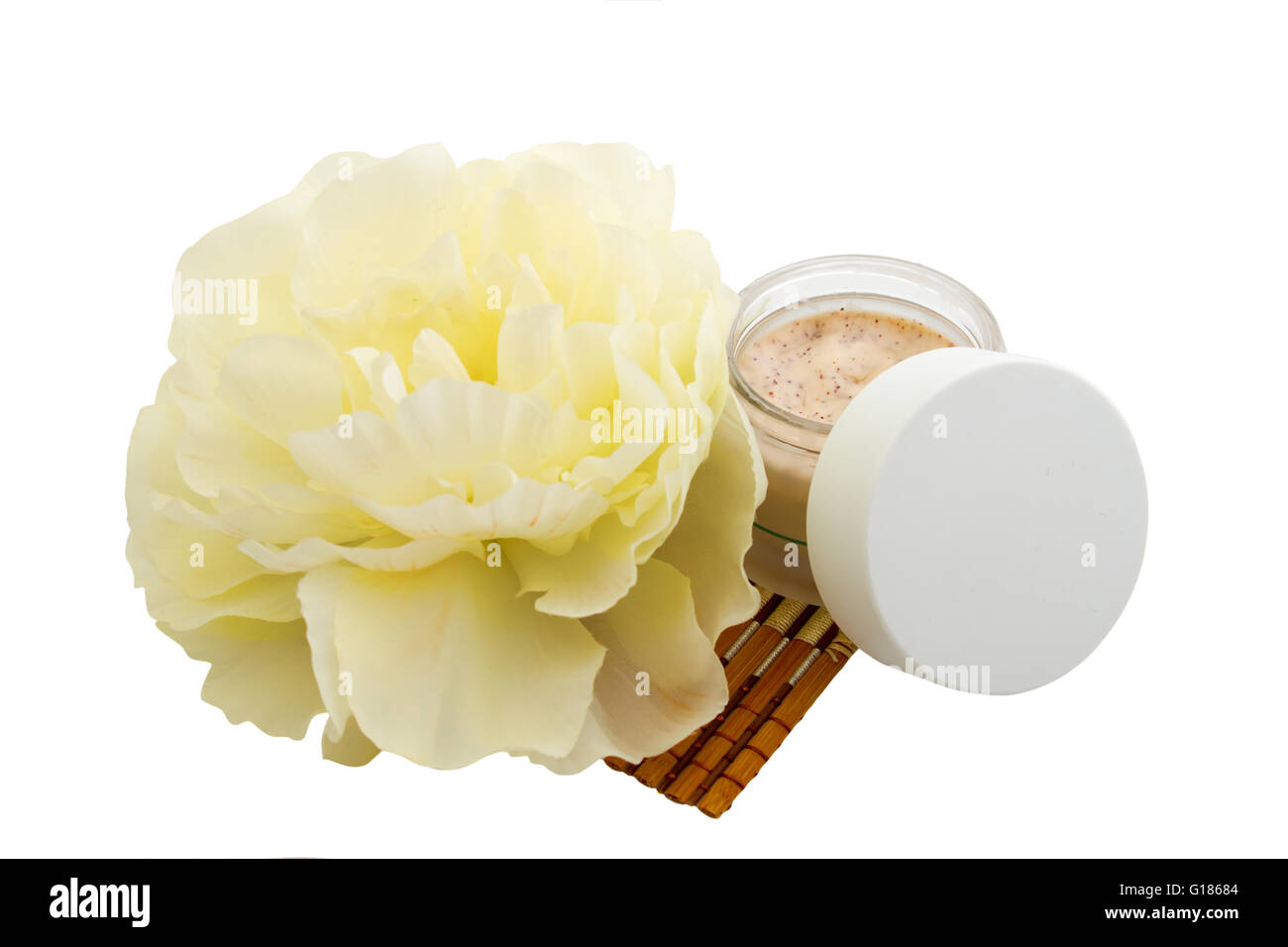 Spa crema cosmetica e fiore isolato su bianco Foto Stock