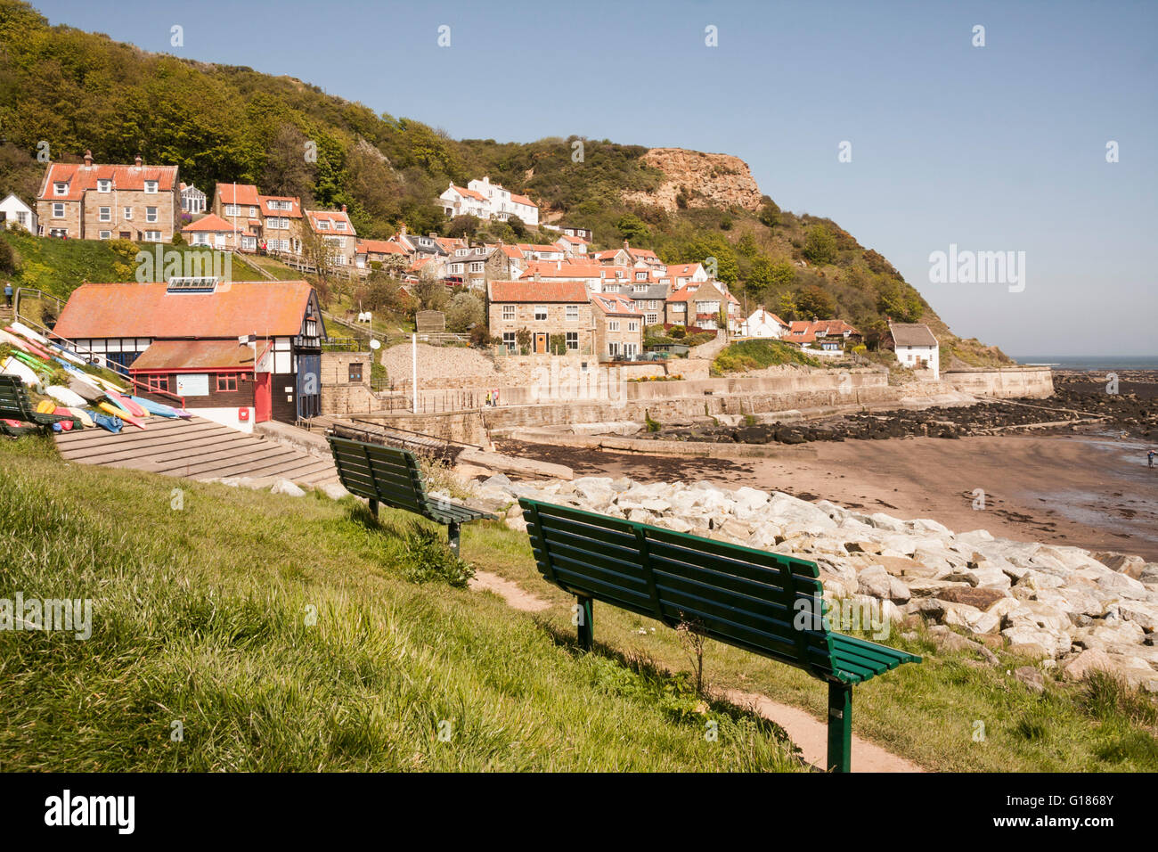 Una vista panoramica della baia di Runswick, un piccolo villaggio di pescatori sulla costa nord est nel North Yorkshire, Inghilterra, Regno Unito Foto Stock