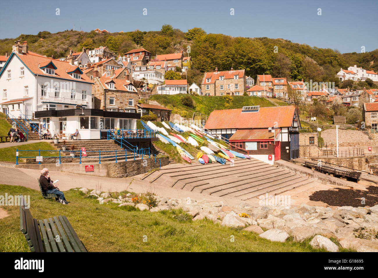 Una vista panoramica della baia di Runswick, un piccolo villaggio di pescatori sulla costa nord est nel North Yorkshire, Inghilterra, Regno Unito Foto Stock