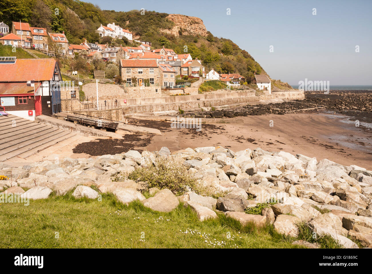 Una vista panoramica della baia di Runswick, un piccolo villaggio di pescatori sulla costa nord est nel North Yorkshire, Inghilterra, Regno Unito Foto Stock