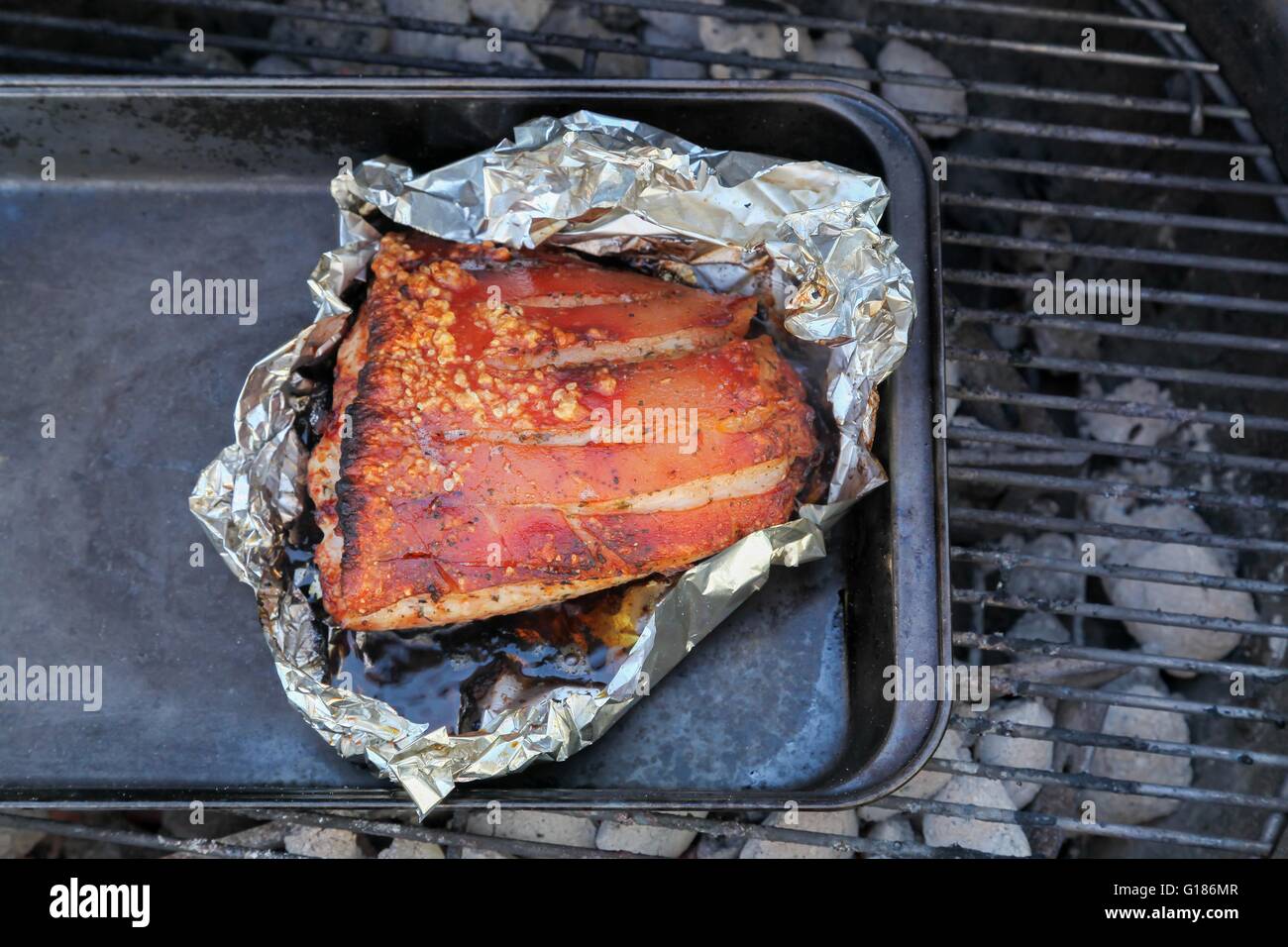 Prosciutto arrosto su un barbecue Foto Stock