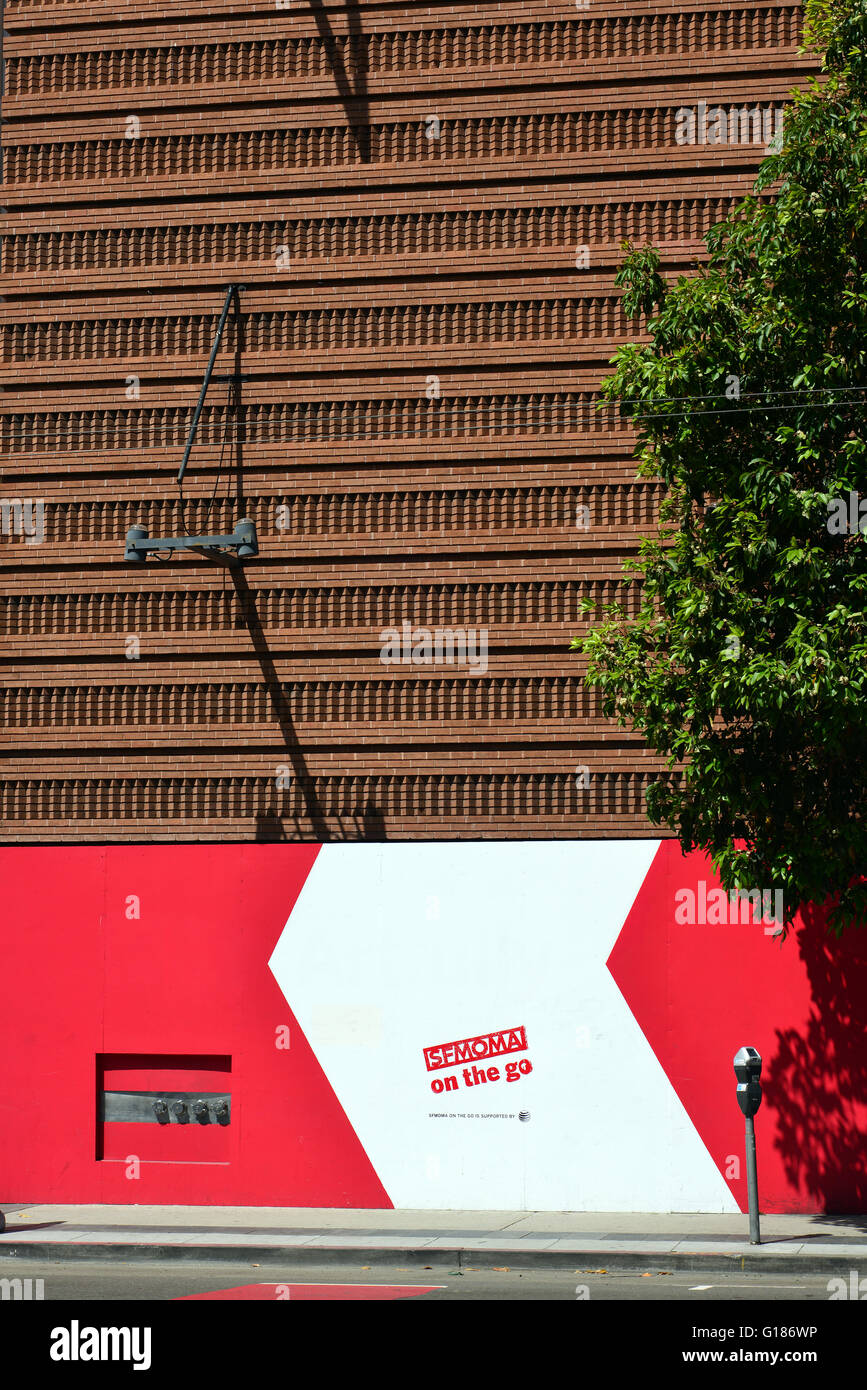 Verniciato con audacia la palizzata copre la terza strada ingresso SFMOMA a San Francisco durante la costruzione di espansione programma. Foto Stock