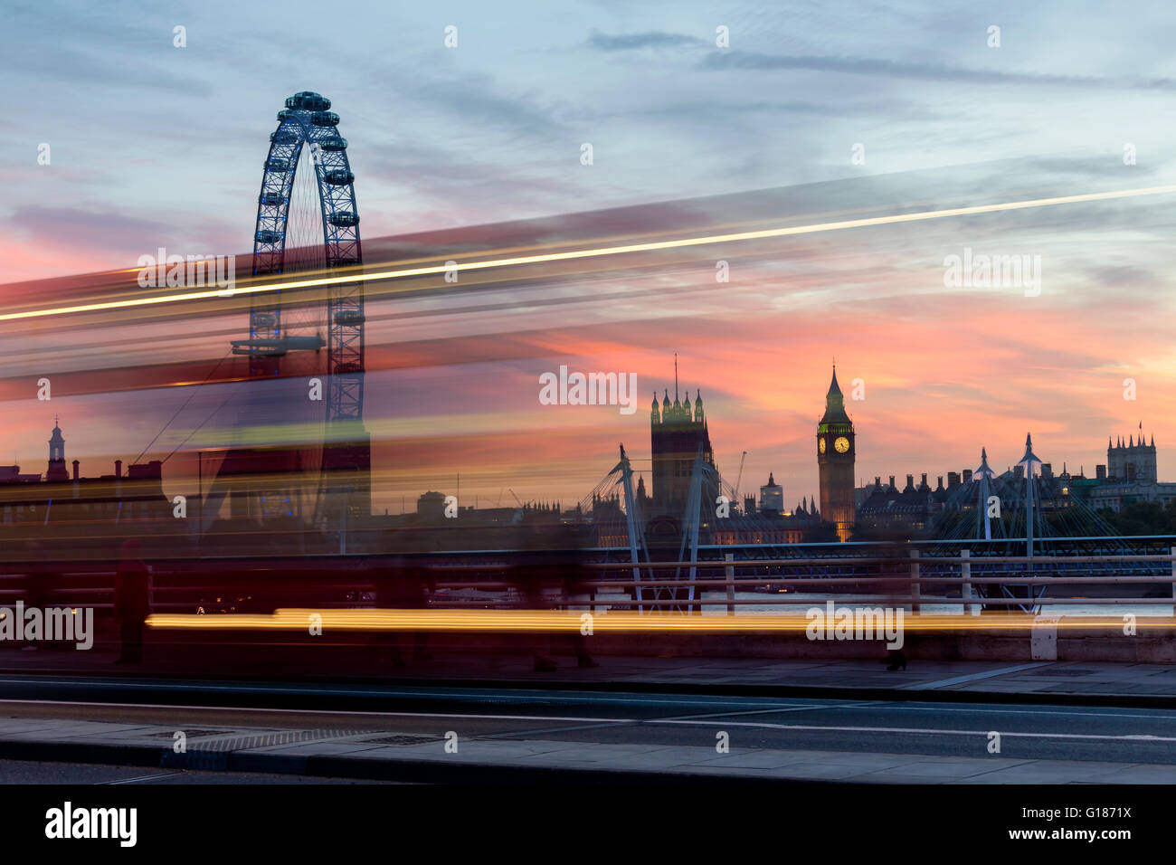 Il sentiero di luce di un double-decker attraversando il ponte di Waterloo con il London Eye e le case del Parlamento europeo a Londra in background al tramonto Foto Stock