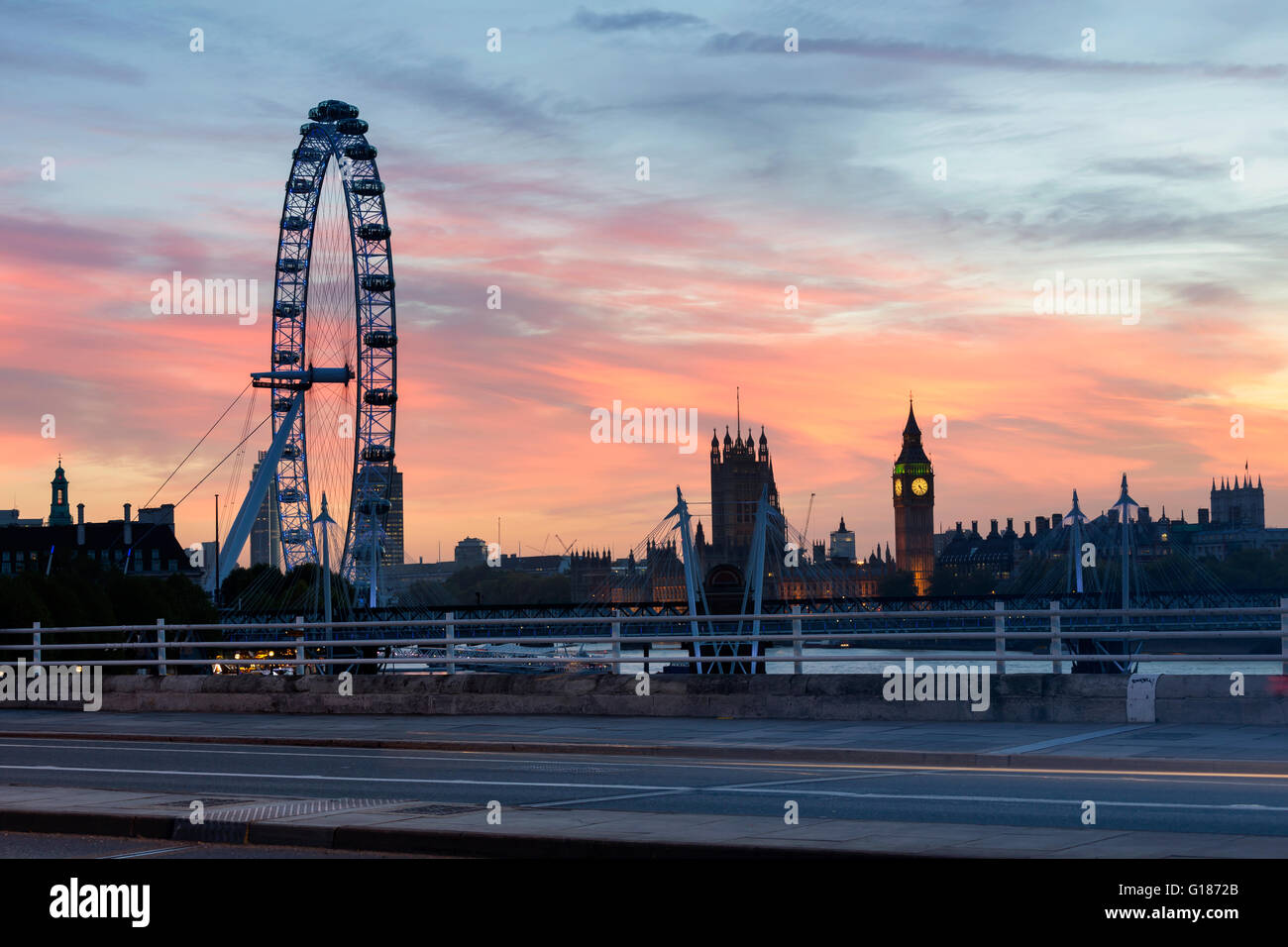 London Eye presso la sede del parlamento di Londra al tramonto Foto Stock