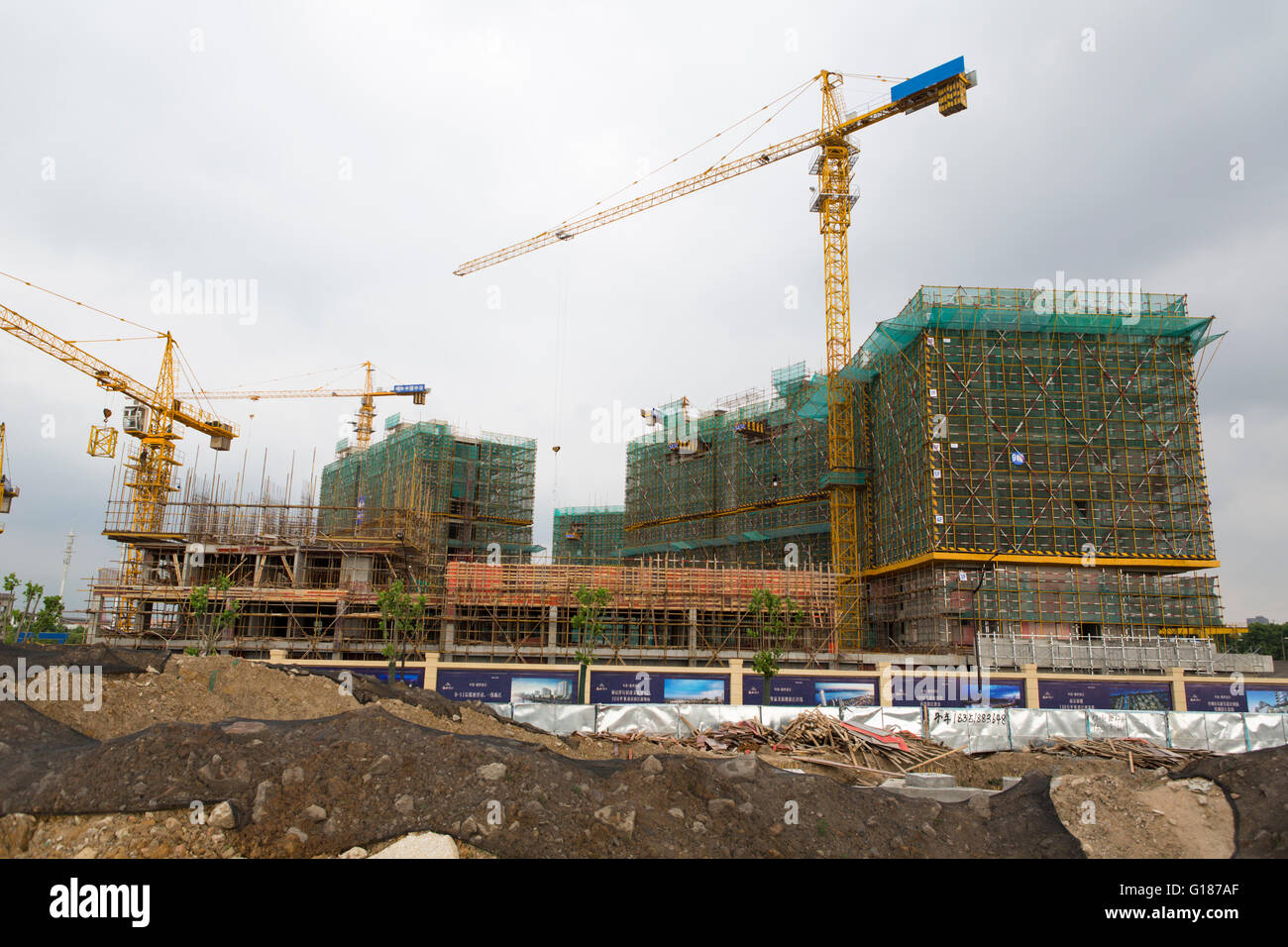 Palazzo cinese sito in costruzione, attività con gru gialle in Nanjing, Cina moderna Foto Stock