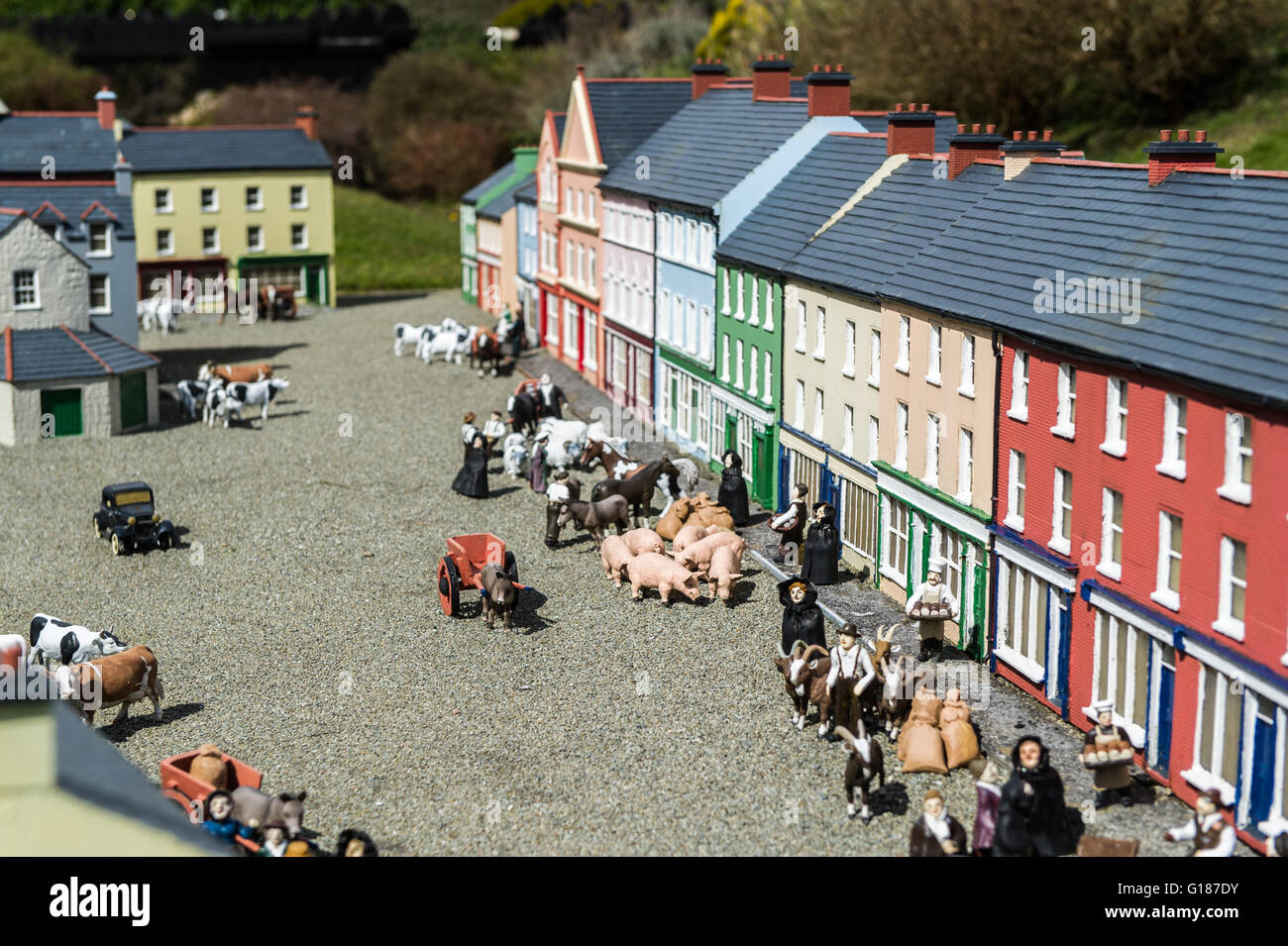 Una scena raffigurante un occupato Dunmanway street a Clonakilty modello Villaggio Ferroviario, West Cork, Irlanda. Foto Stock