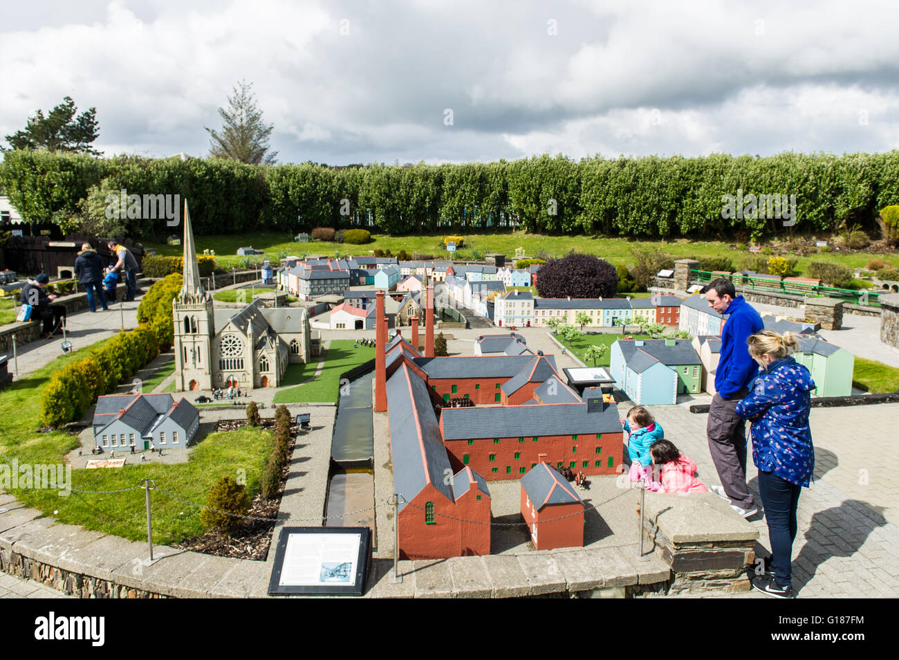 I visitatori a piedi intorno alla Clonakilty sezione del modello a Clonakilty Villaggio Ferroviario, West Cork, Irlanda. Foto Stock