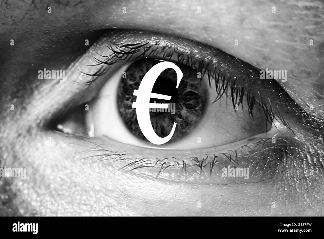 Euro segno di denaro in big eye estrema avidità immigrato clandestino closeup Foto Stock