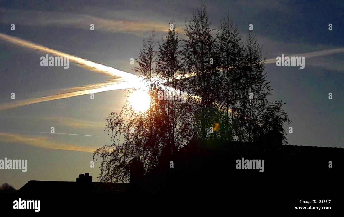 Due scie di condensazione di traversata per formare la bandiera si intraversa Foto Stock