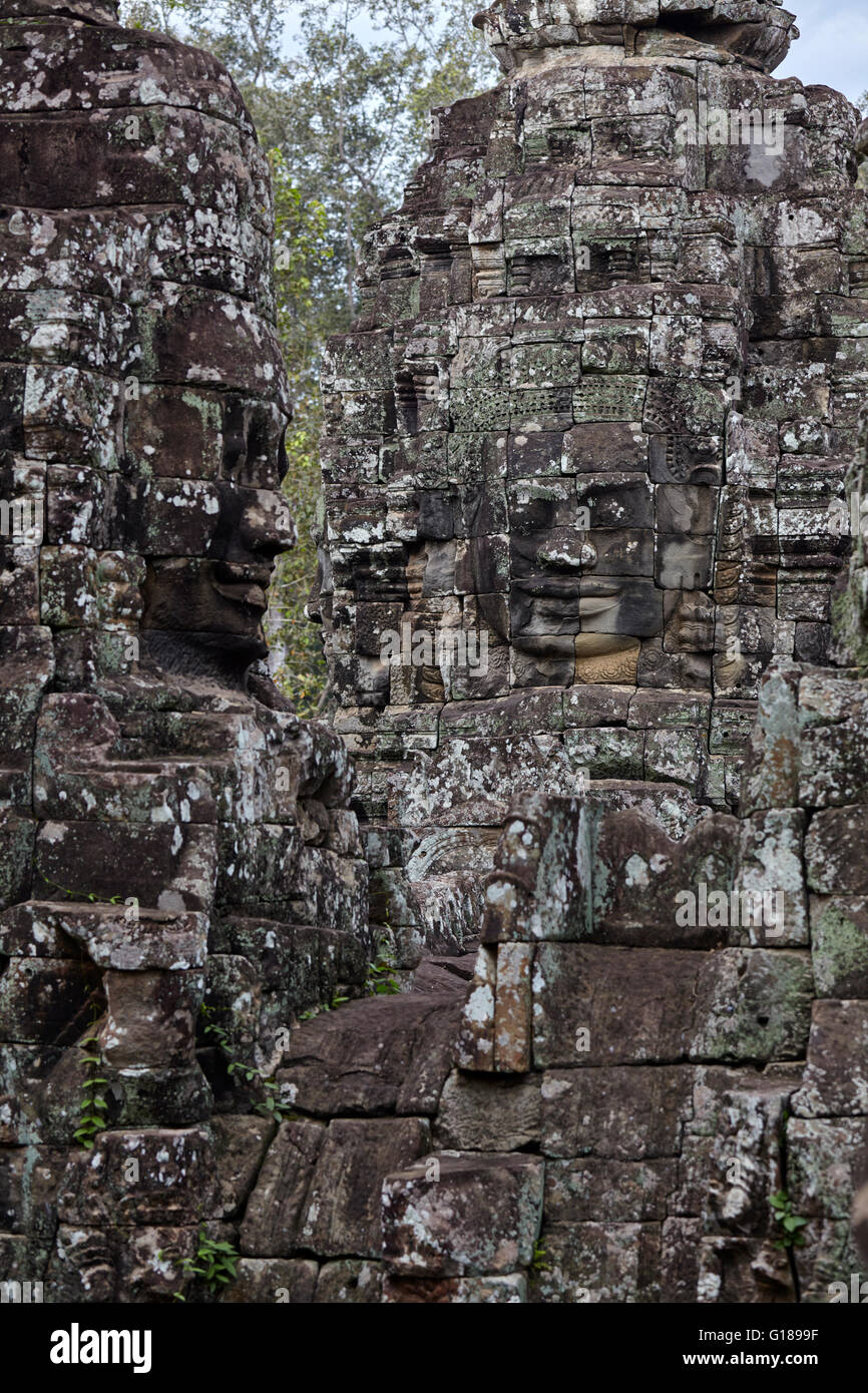 La serenità dei volti di pietra del tempio Bayon, Siem Reap, Cambogia Foto Stock