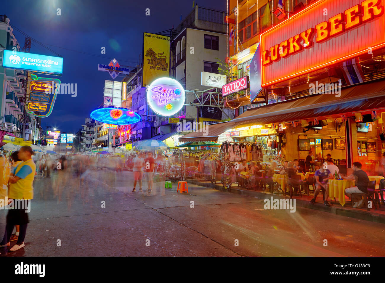 Khaosan Road di notte, Bangkok, Thailandia Foto Stock