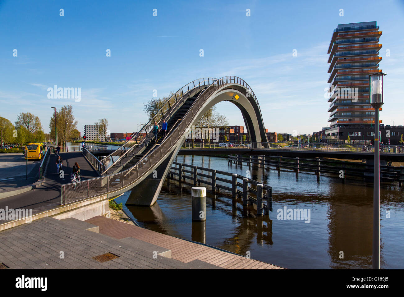 Ciclo e un ponte pedonale, Melkwegbruk a Purmerend, North Holland, tramite un canale, arco ponte per pedoni e ciclisti Foto Stock