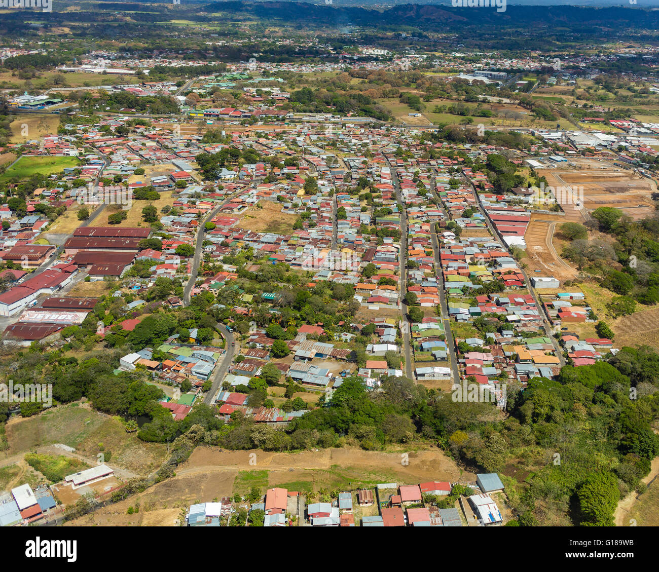 ALAJUELA, COSTA RICA - Vista aerea di abitazioni e attività commerciali Foto Stock