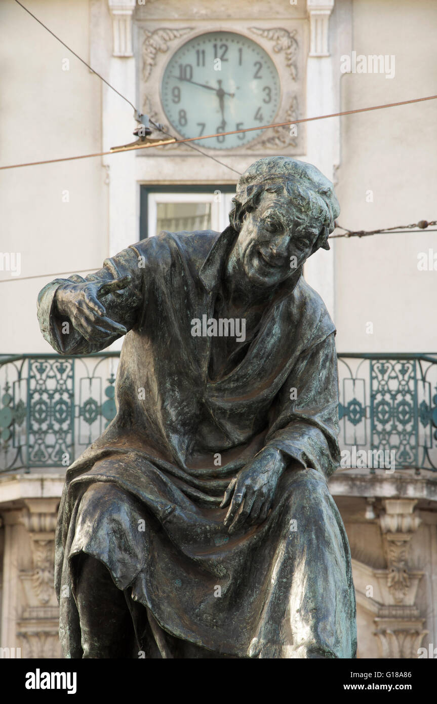 Statua in bronzo del XVI secolo portoghese poeta satirico António Ribeiro, soprannominato Chiado. Largo do Chiado, Lisbona. Portogallo Foto Stock