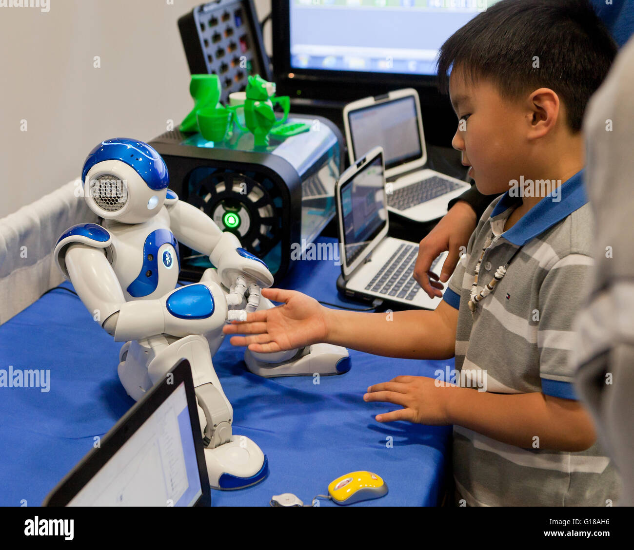 Bambino interagendo con robot umanoide a Science and Engineering Fair - USA Foto Stock