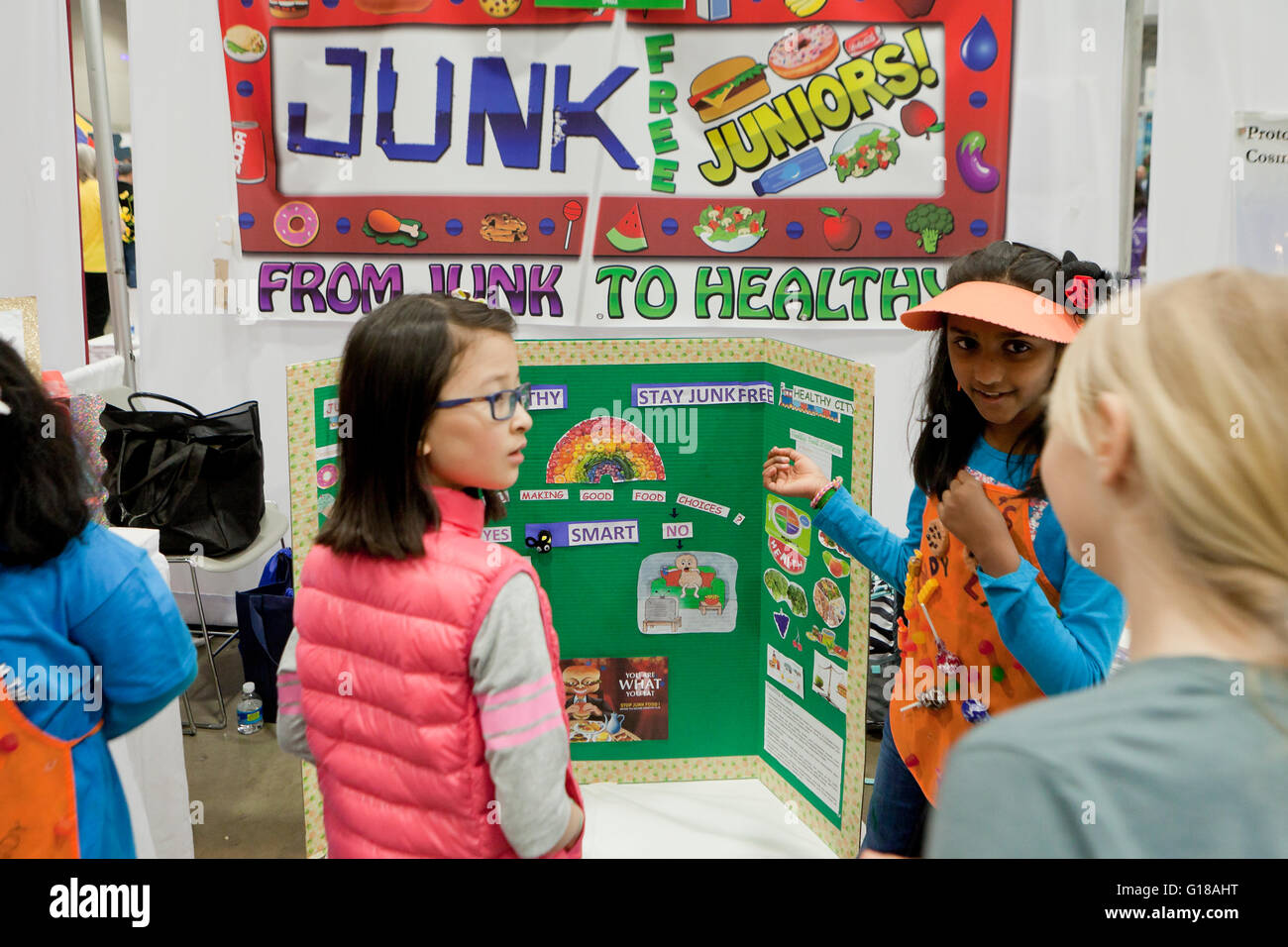 Studenti di sesso femminile a una nutrizione alimentare progetto stand alla fiera della scienza - USA Foto Stock