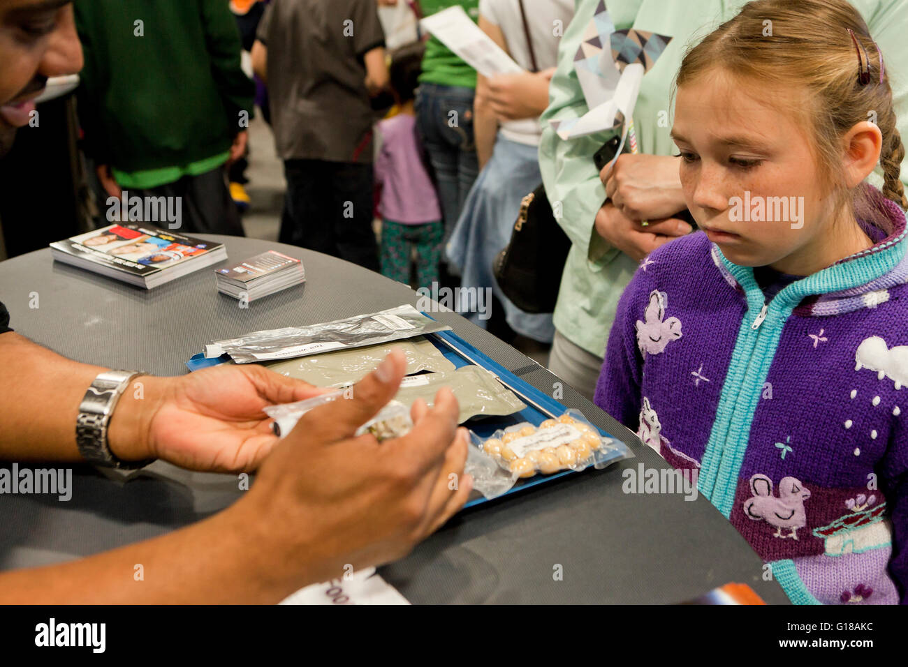 Gli scienziati della NASA a parlare con schoolgirl ad una fiera della scienza circa spazio alimentare- USA Foto Stock
