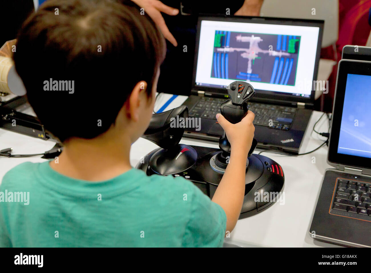 Bambino che gioca computer video gioco su laptop - USA Foto Stock