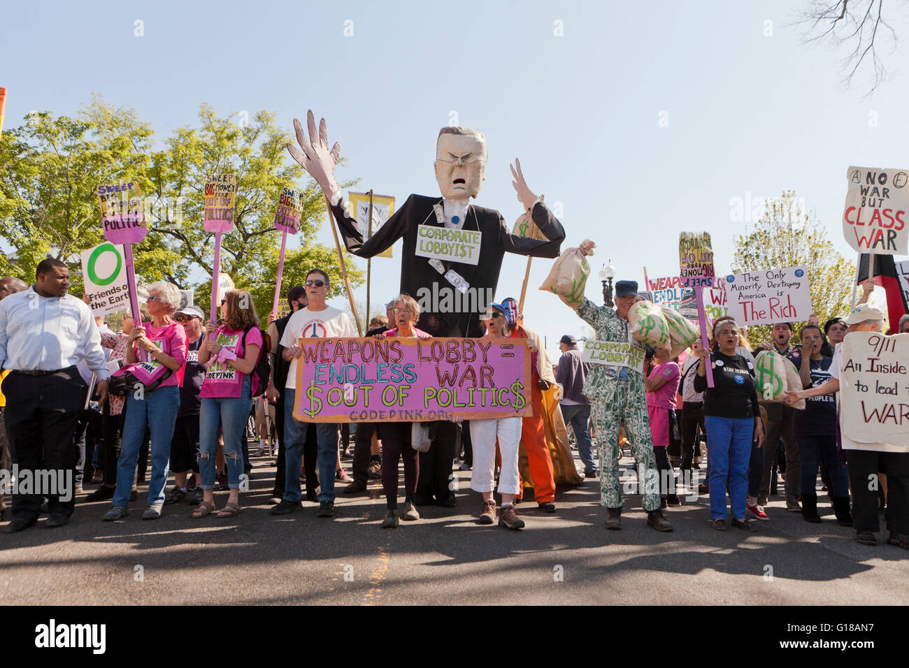 Washington, DC, Stati Uniti d'America. Il 17 aprile, 2016.centinaia di democrazia molla protesta degli attivisti su Capitol Hill Foto Stock