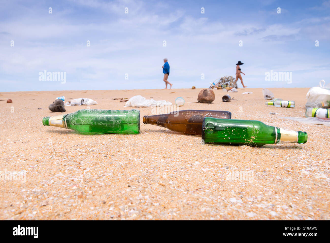 Le bottiglie e i rifiuti rifiuti sulla spiaggia Foto Stock