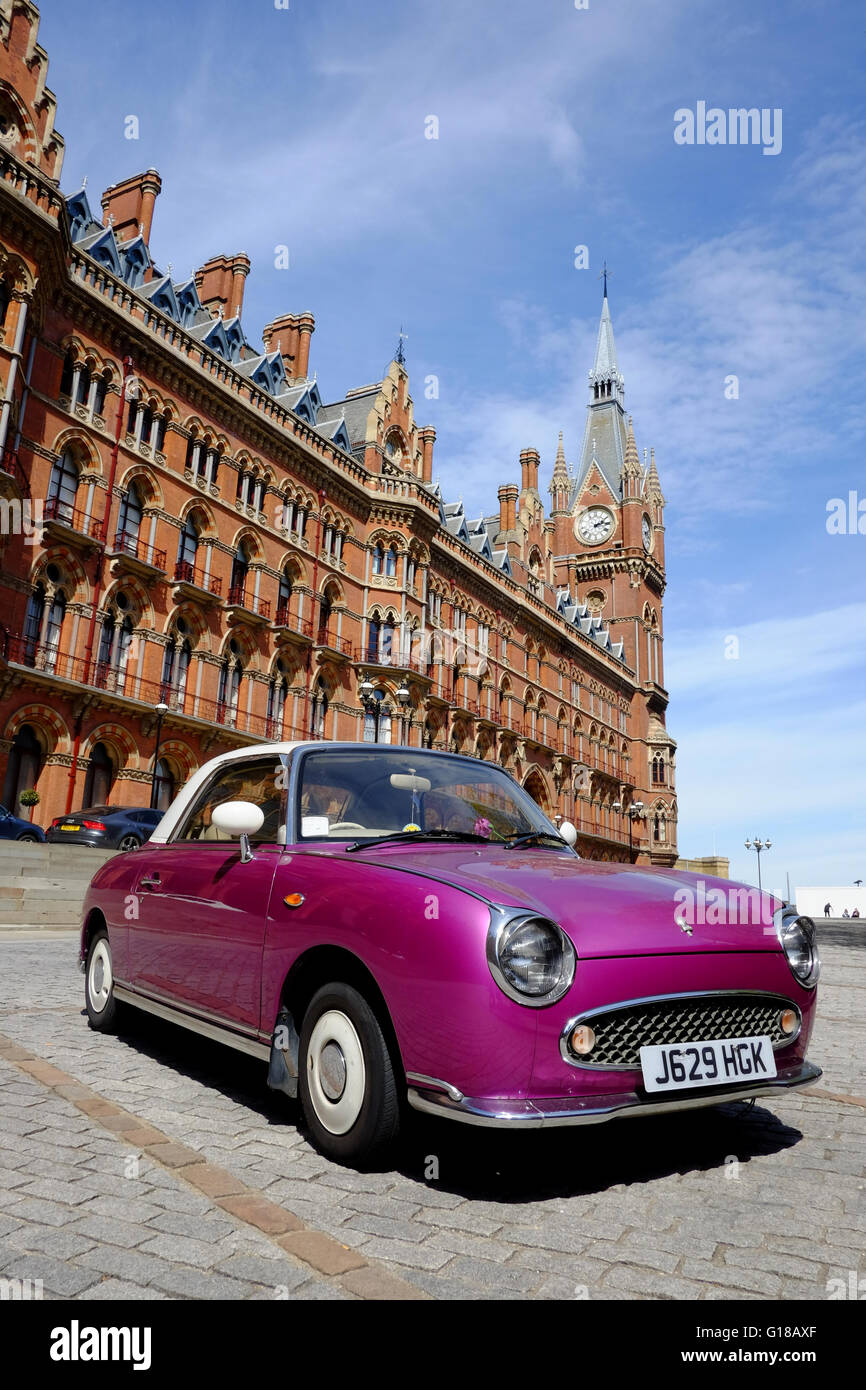 Nissan Figaro a St Pancras Renaissance Hotel Foto Stock