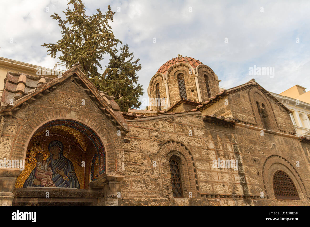 Chiesa di Panagia Kapnikarea, antica chiesa in Atene in Grecia. Fotografato il Venerdì Santo in 2016 Foto Stock