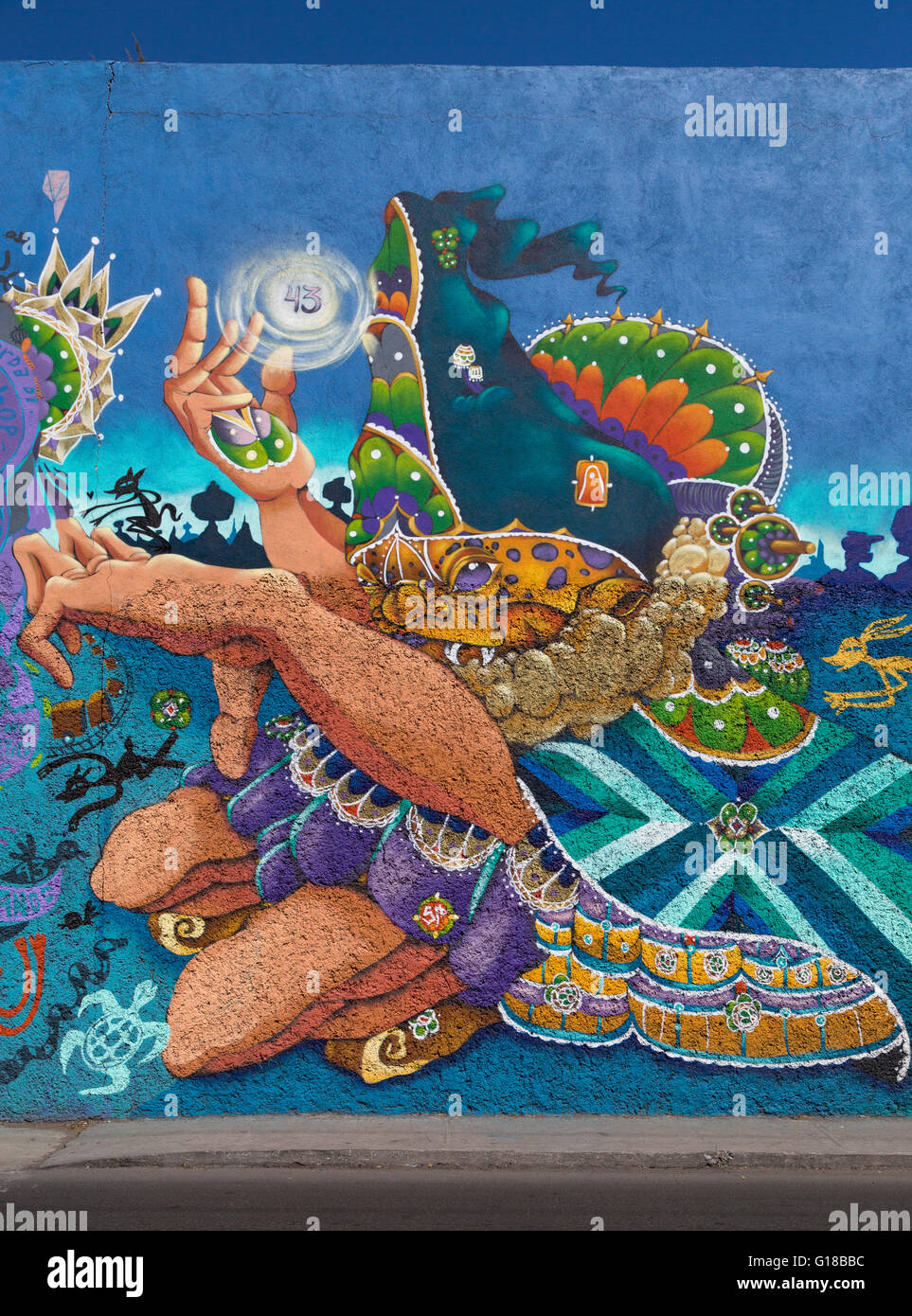 Arte Urbana che raffigura un carattere astratto in stile coloniale spagnolo città di Santiago di Querétaro, Querétaro Messico Foto Stock