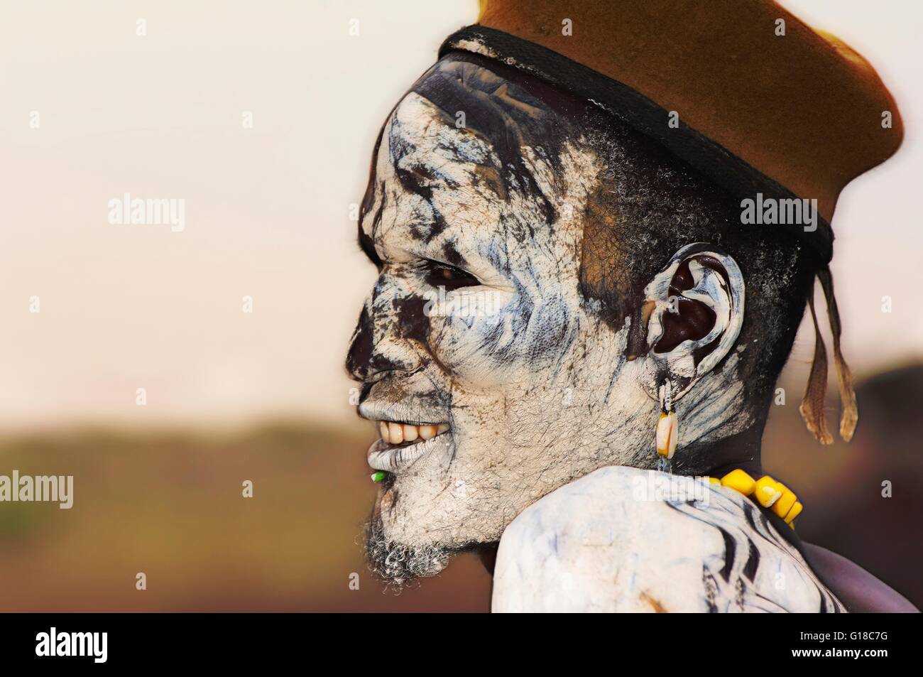 Nyangatom (Bumi) Uomo con faccia dipinta, Omo river Valley, Etiopia Foto Stock