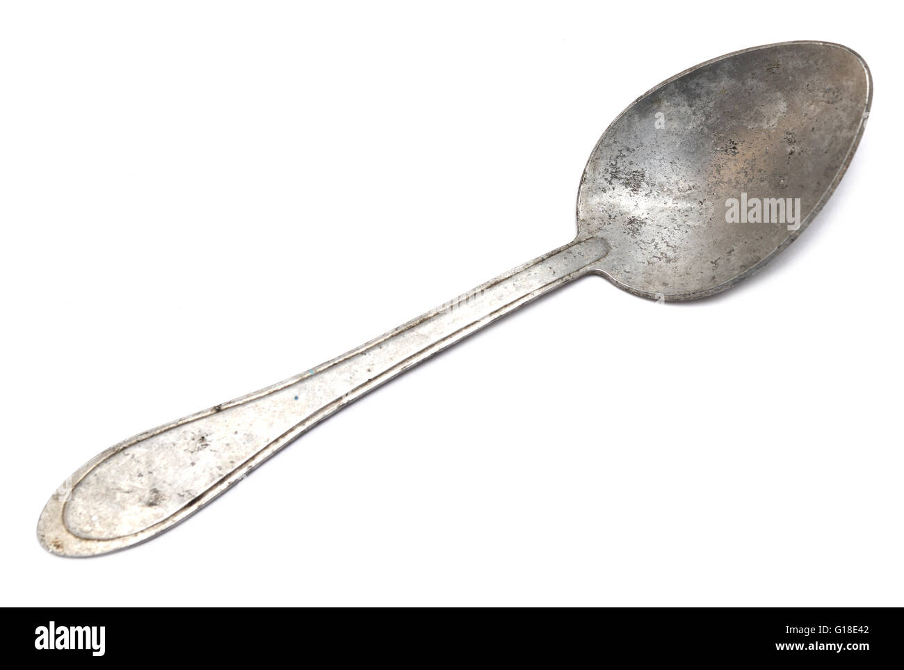 Vecchio cucchiaio in alluminio isolato su sfondo bianco Foto Stock