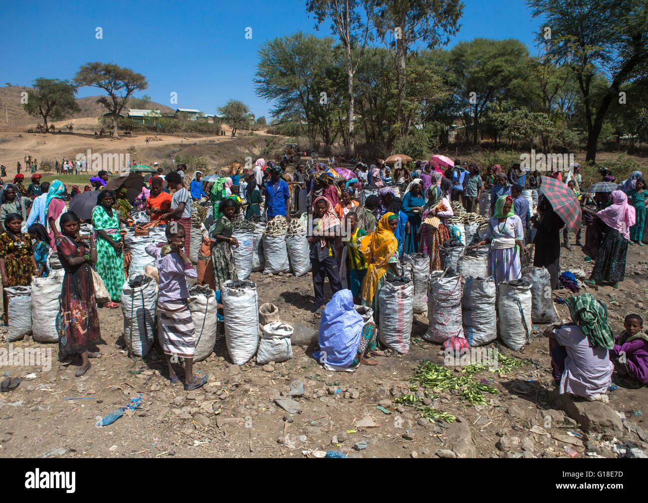 I commercianti vendono i sacchi di carbone, di Oromo, Sambate, Etiopia Foto Stock