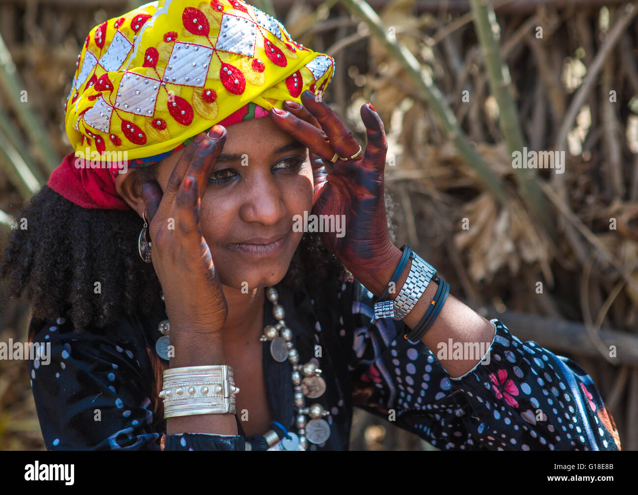 Tribù Oromo donna con henna sulle mani, Oromo, Sambate, Etiopia Foto Stock