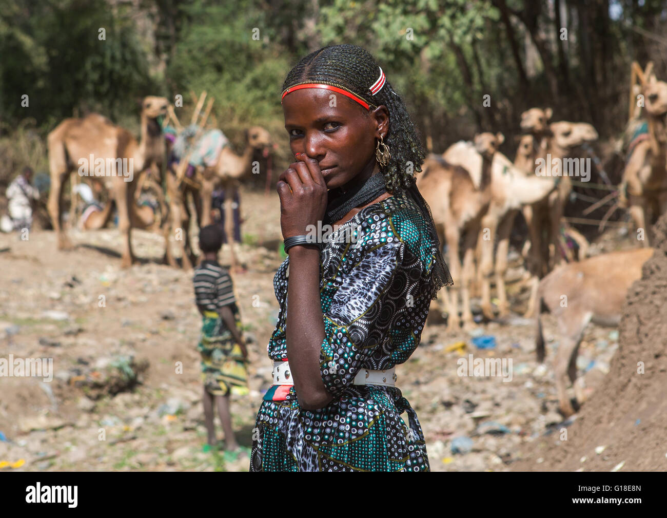 Tribù Oromo donna nel mercato di cammelli, Oromo, Sambate, Etiopia Foto Stock