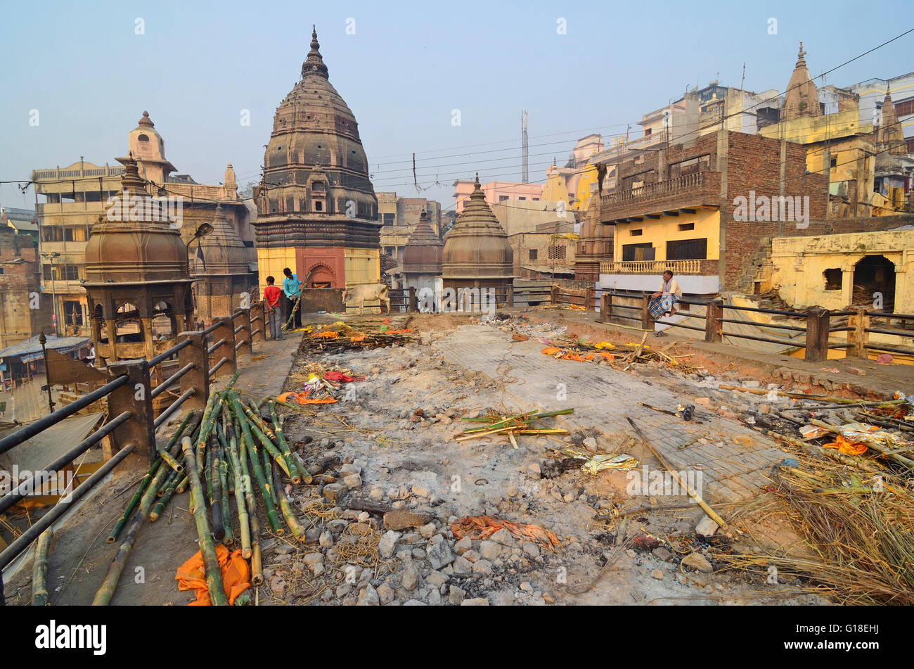 Manikarnika Ghat, il santo cremazioni di massa per gli indù, sulla banca del fiume sacro Gange o Gange, Varanasi, Uttar Pradesh Foto Stock