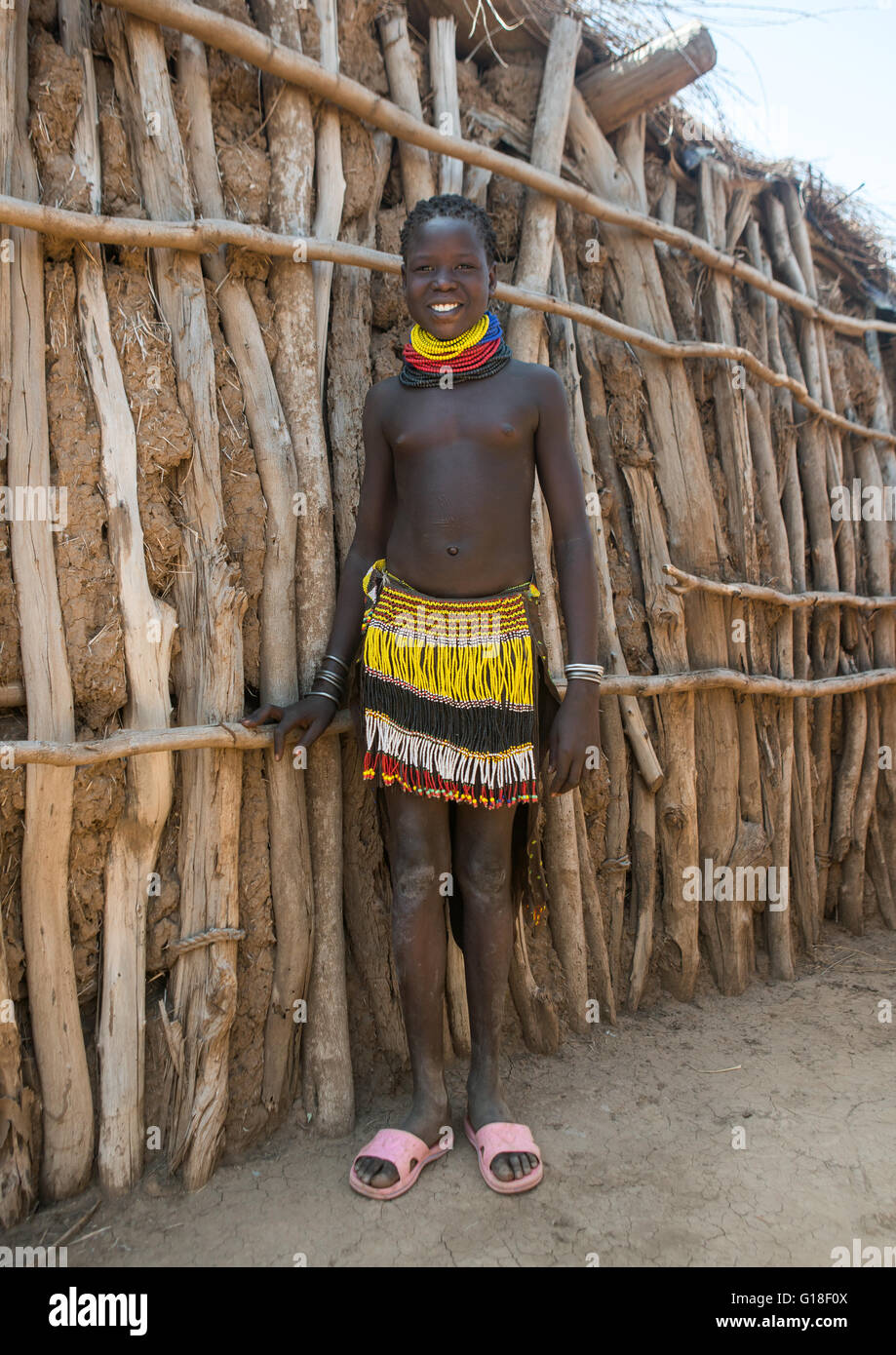 Ritratto di un sorridente tribù nyangatom ragazza con tradizionale mantello bordato, valle dell'Omo, Kangate, Etiopia Foto Stock