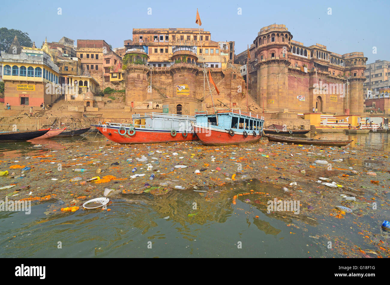 Fiume Santo ghats di Varanasi, pieno con i loro variopinti attività religiosa, un luogo sacro per gli indù, India Foto Stock