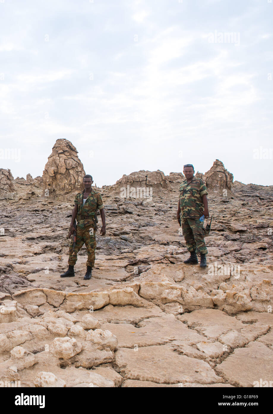 Soldati etiopici di fronte formazioni vulcaniche nella depressione di Danakil, regione di Afar, Dallol, Etiopia Foto Stock