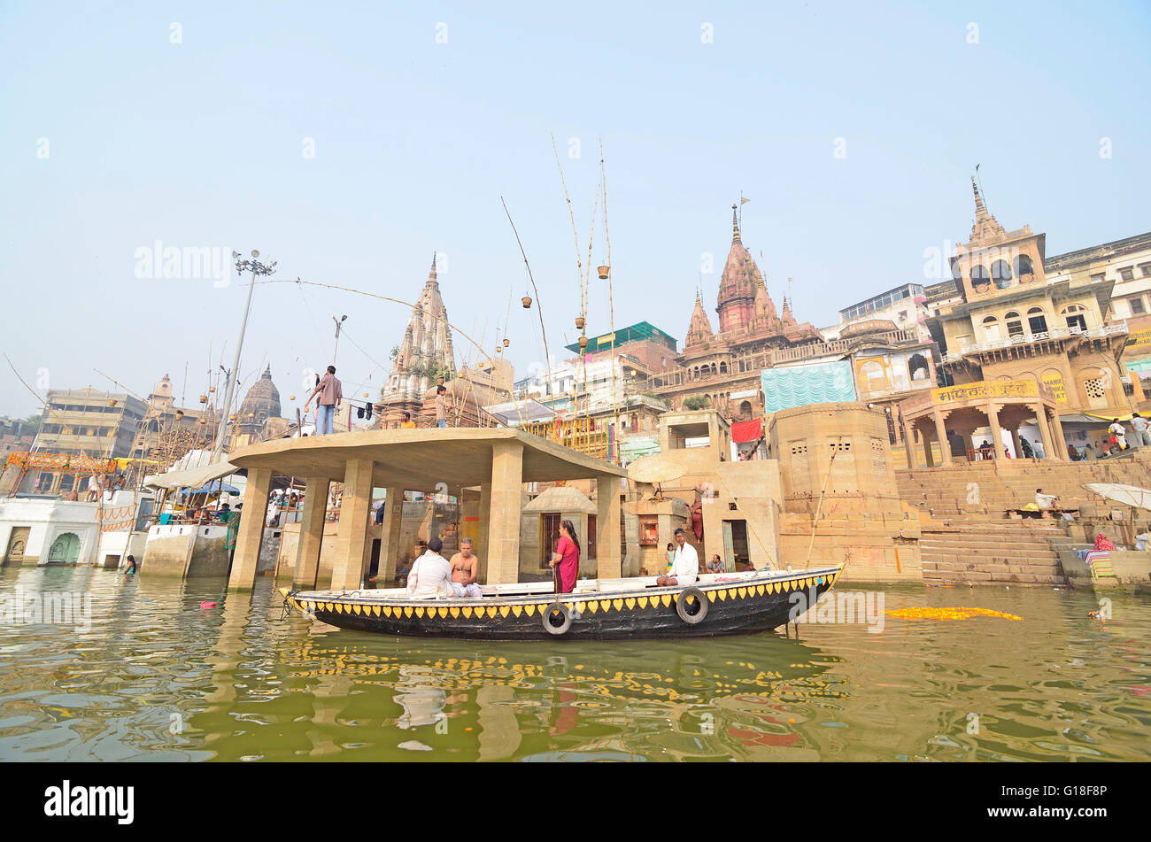 Fiume Santo ghats di Varanasi, pieno con i loro variopinti attività religiosa, un luogo sacro per gli indù, India Foto Stock