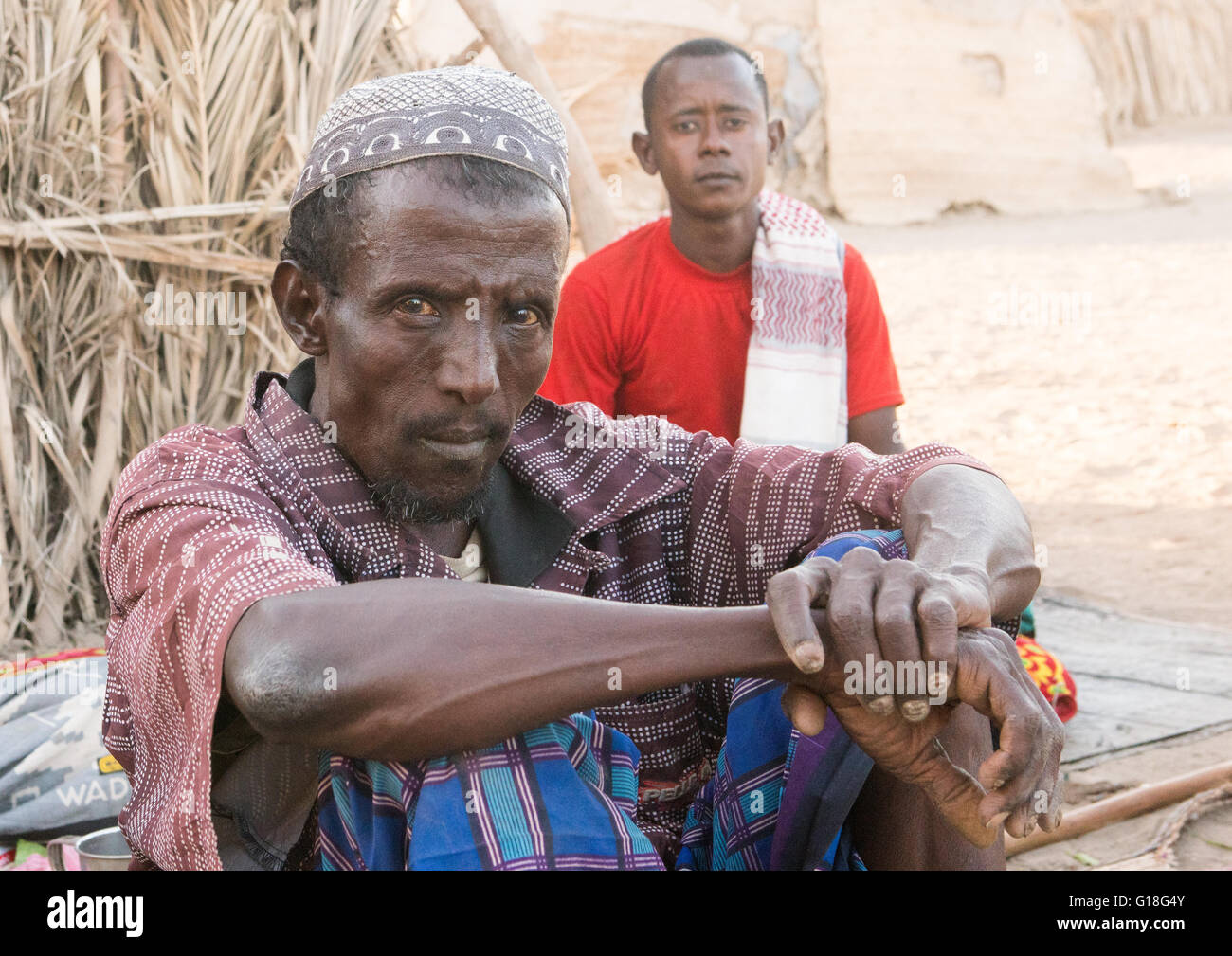 Etnia Afar anziani incontro, regione di Afar, Afambo, Etiopia Foto Stock