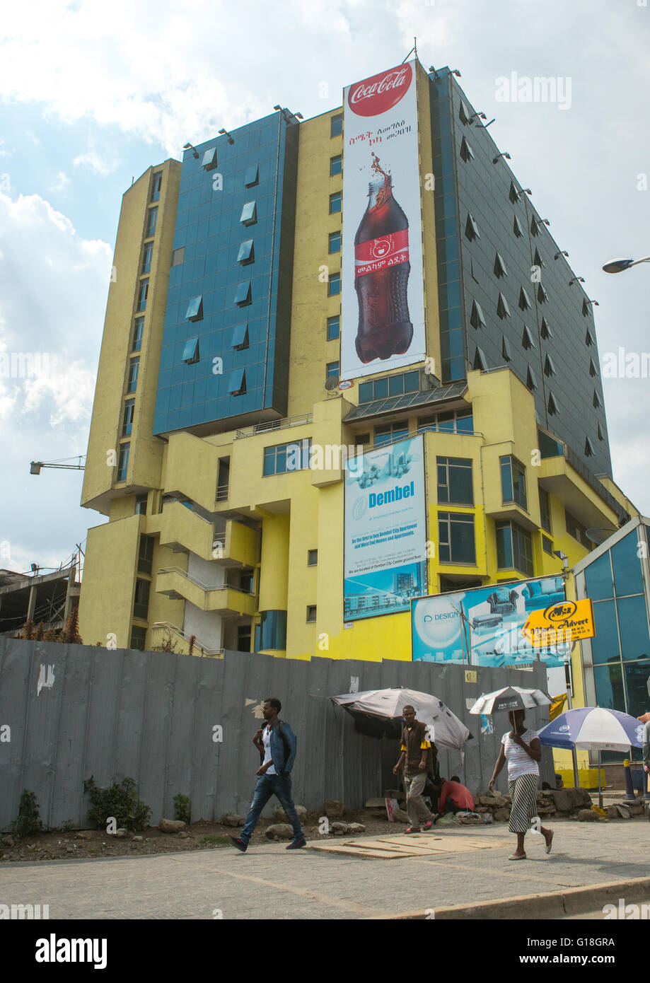 Tabellone gigante di coca cola sul lato di un mall, Addis Abeba regione, Addis Abeba, Etiopia Foto Stock