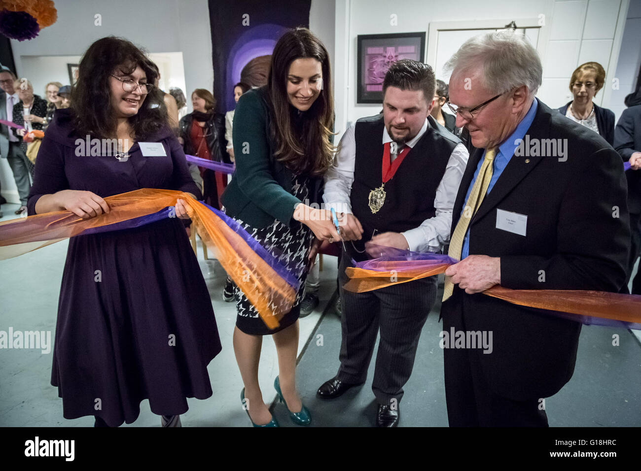 Londra, Regno Unito. Il 10 maggio, 2016. Luciana Berger MP Cabinet Shadow il Ministro per la salute mentale si apre ufficialmente Studio al piano superiore una nuova arte studio basato a Croydon per le persone di esprimere i loro talenti attraverso le arti che per motivi di salute mentale di difficoltà o stress emotivo di scegliere di non partecipare in arti tradizionali istituzioni Credito: Guy Corbishley/Alamy Live News Foto Stock