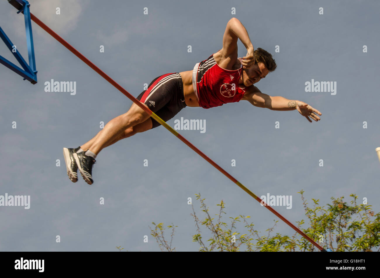 Atene, Grecia. Il 10 maggio, 2016. Polo tedesco Vaulter Konrad Tom durante il suo salto.SEGAS (Hellenic Amateur Athletic Association) ha organizzato la quarta strada Atene caso Pole Vault in Piazza Syntagma dando la possibilità alle persone di vedere lo sport in stretta.per la primavolta nel caso sia maschio che femmina ahlets ha preso parte. Credito: George Panagakis/Pacific Press/Alamy Live News Foto Stock