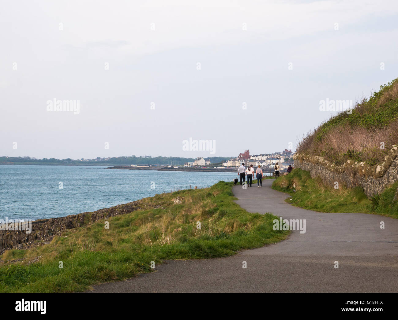 Bangor, Irlanda del Nord, 10 maggio 2016. Regno Unito: meteo su un giorno quando la temperatura raggiunge i 21C walkers sul sentiero costiero approccio alla città come al tramonto si avvicina. Credito: J Orr/Alamy Live News Foto Stock