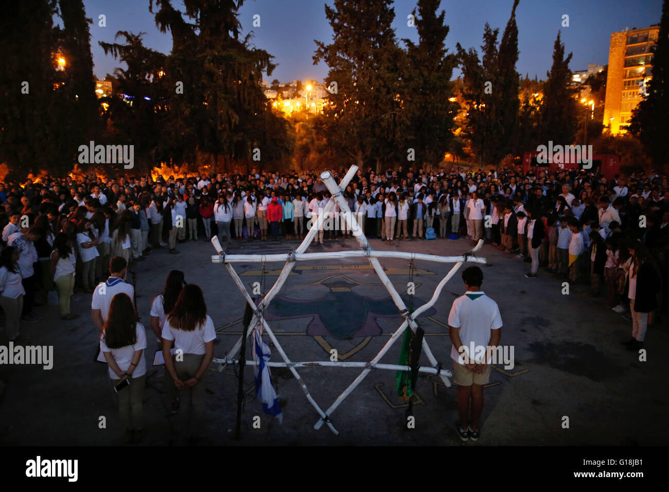 (160510) -- Gerusalemme, 10 maggio (Xinhua) -- giovanile israeliano del Masada movimento scout torce di luce durante una cerimonia per Giorno del Ricordo, o Memorial Day, a Gerusalemme, il 10 maggio 2016. Le cerimonie per il Memorial Day ha iniziato martedì sera, in ricordo dei caduti e delle vittime in difesa di Israele dal 1860. (Xinhua/Gil Cohen Magen) Foto Stock