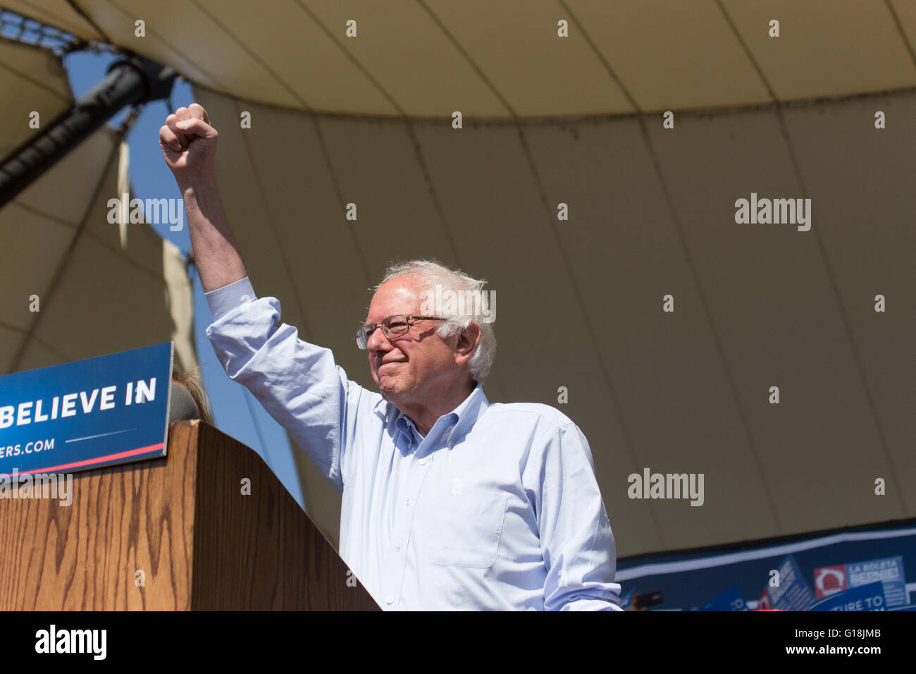 Stockton, California, Stati Uniti d'America. Il 10 maggio, 2016. Bernie Sanders onde arrivando a un rally in Stockton martedì mattina. Credito: Giovanni Orvis/Alamy Live News Foto Stock