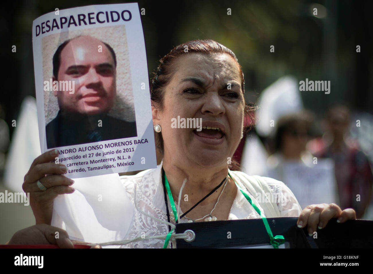 Città del Messico. Il 10 maggio, 2016. Una donna può contenere una fotografia in una manifestazione di protesta per le madri e i parenti delle vittime di sparizione forzata da tutto il paese di fronte al monumento a indipendenza in Città del Messico, capitale del Messico, il 10 maggio 2016. © Alejandro Ayala/Xinhua/Alamy Live News Foto Stock