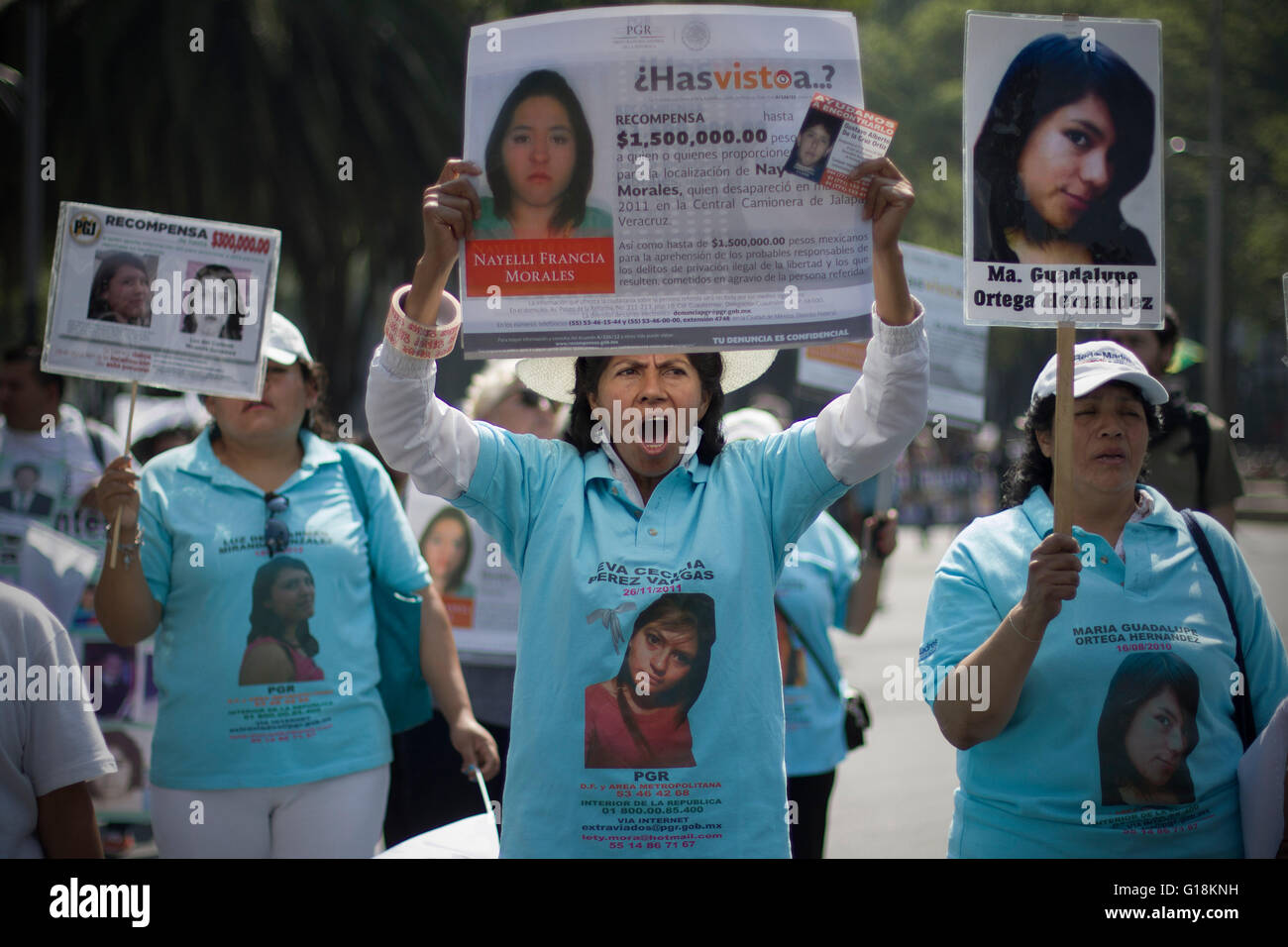 Città del Messico. Il 10 maggio, 2016. Le donne ricoprono le bandiere in una manifestazione di protesta per le madri e i parenti delle vittime di sparizione forzata da tutto il paese di fronte al monumento a indipendenza in Città del Messico, capitale del Messico, il 10 maggio 2016. © Alejandro Ayala/Xinhua/Alamy Live News Foto Stock