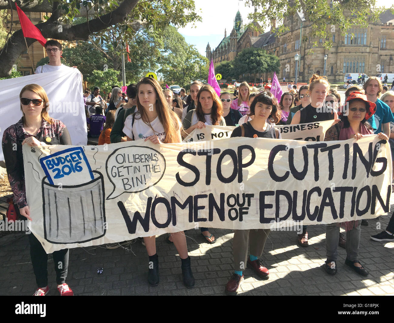 Sydney, Australia. 11 Maggio, 2016. Studenti donne preoccupati per la ristrutturazione aziendale e tagli per i servizi di custodia dei bambini nel 2016 Bilancio Nazionale rally presso l Università di Sydney. Credito: Bernadette Smith/Alamy Live News Foto Stock