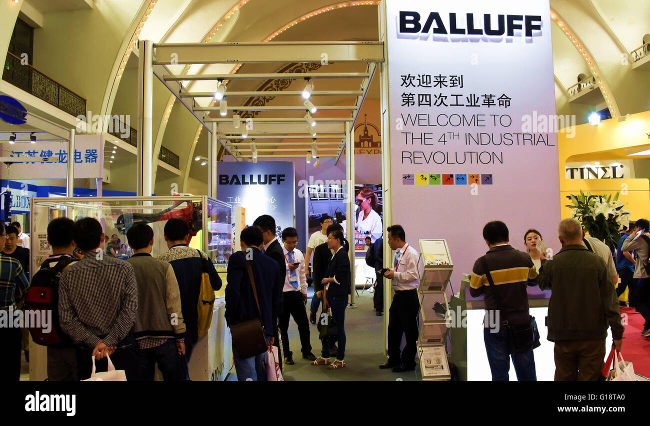 Pechino, Cina. 11 Maggio, 2016. La gente visita l'automazione industriale PECHINO 2016 a Pechino, capitale della Cina, 11 maggio 2016. L'evento di automazione dei calci fuori qui mercoledì con la partecipazione di oltre 200 imprese nel settore dei sensori, robot industriali e Internet delle cose la tecnologia. © Li Xin/Xinhua/Alamy Live News Foto Stock