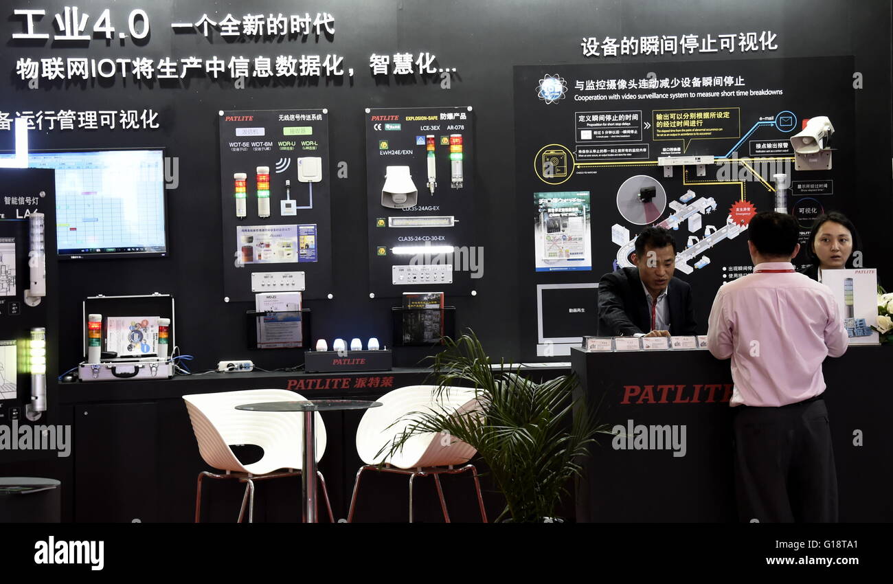 Pechino, Cina. 11 Maggio, 2016. Un espositore di prodotti introduce i visitatori alla automazione industriale PECHINO 2016 a Pechino, capitale della Cina, 11 maggio 2016. L'evento di automazione dei calci fuori qui mercoledì con la partecipazione di oltre 200 imprese nel settore dei sensori, robot industriali e Internet delle cose la tecnologia. © Li Xin/Xinhua/Alamy Live News Foto Stock